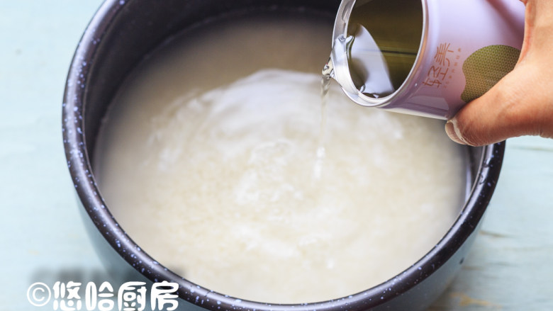 米饭甜甜圈,加入一罐清水,用米饭功能焖一锅米饭。大米是免洗的。