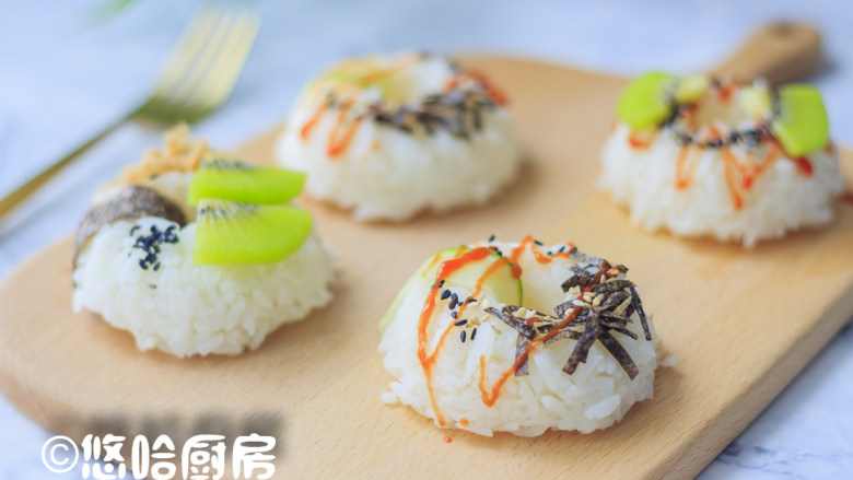 米饭甜甜圈,一罐鲜米的米粒油润饱满,粘性也高,做饭团米粒不松散,小朋友手拿着吃,也不会弄得到处都是米粒。