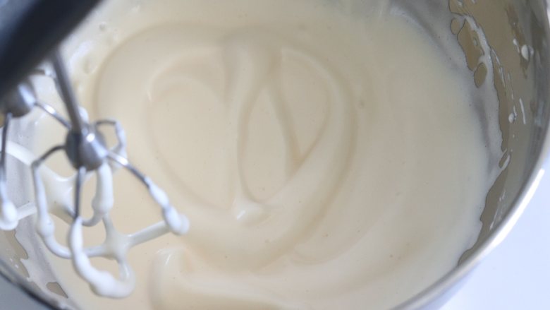菠菜心形贝壳蛋糕,直到打发到浓稠状态,拉起打蛋器画图案不消失,再低速整理一下。