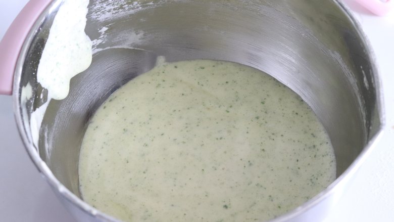菠菜心形贝壳蛋糕,继续翻拌均匀,蛋糕糊非常的细腻有光泽。