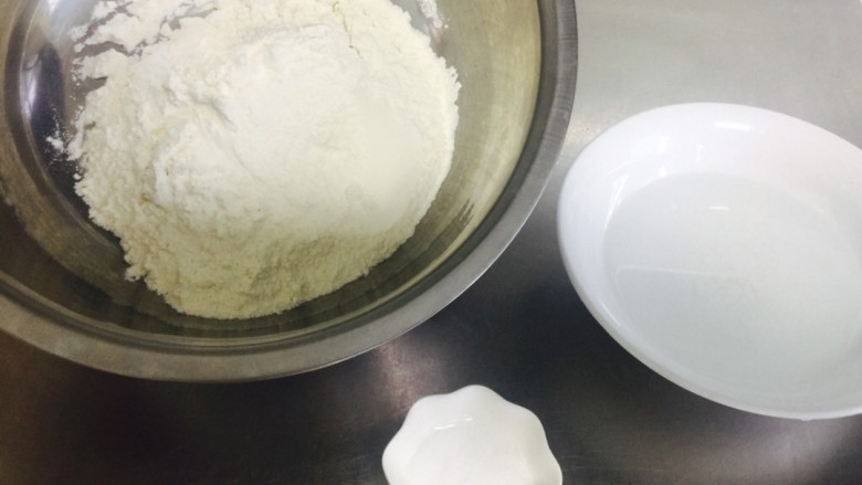 油泼面 Youpo Noodle,准备适量面粉、水、盐。(Prepare some flour, water and salt.)