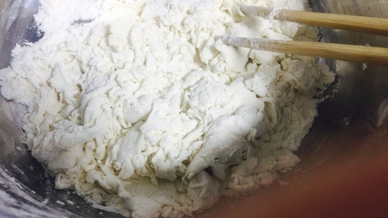 油泼面 Youpo Noodle,将盐、水加入面粉中,搅拌。(Add salt and water to flour and mix.)