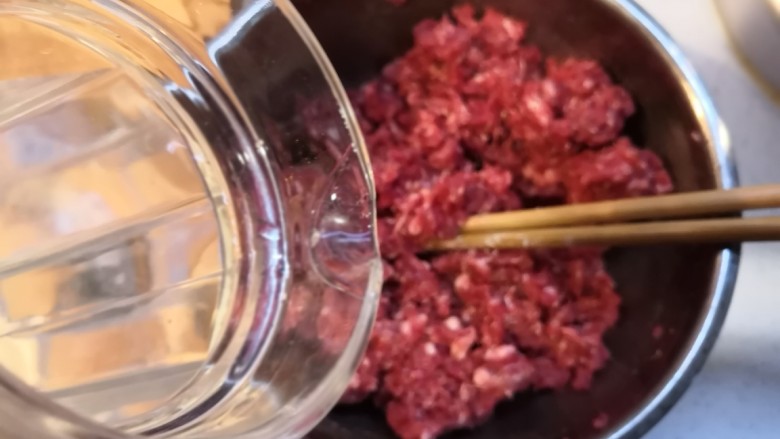 牛肉胡萝卜蒸饺,水打馅,每次加一点点水,筷子朝一个方向搅打
