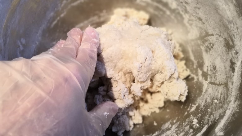 牛肉胡萝卜蒸饺,带一次性手套抓紧,压实
