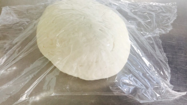 油泼面 Youpo Noodle,将面团揉好,盖好保鲜膜,静置20分钟~30分钟。(Knead the rough, cover with the plastic wrap and let stand for 20 to 30 minutes.)