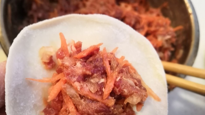 牛肉胡萝卜蒸饺,包上馅料,尽量多放一些馅