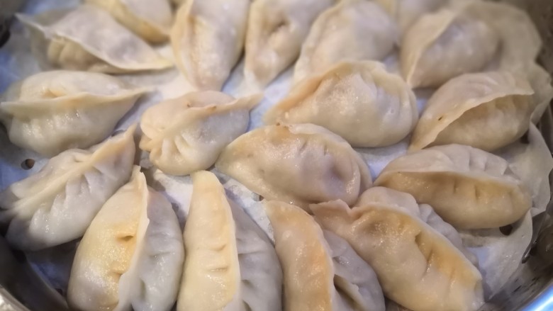 牛肉胡萝卜蒸饺,水开以后计时,八分钟即可