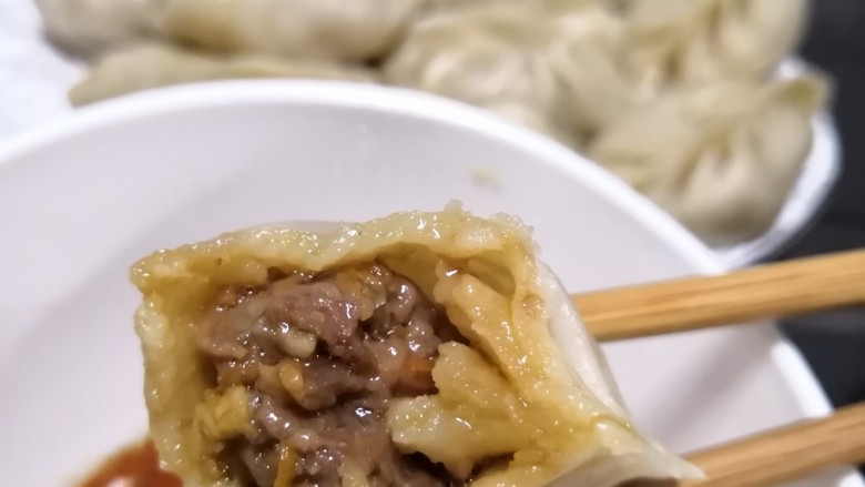 牛肉胡萝卜蒸饺,调好酱油醋<a style='color:red;display:inline-block;' href='/shicai/ 847'>香油</a>和蒜汁做蘸料,味道好极了