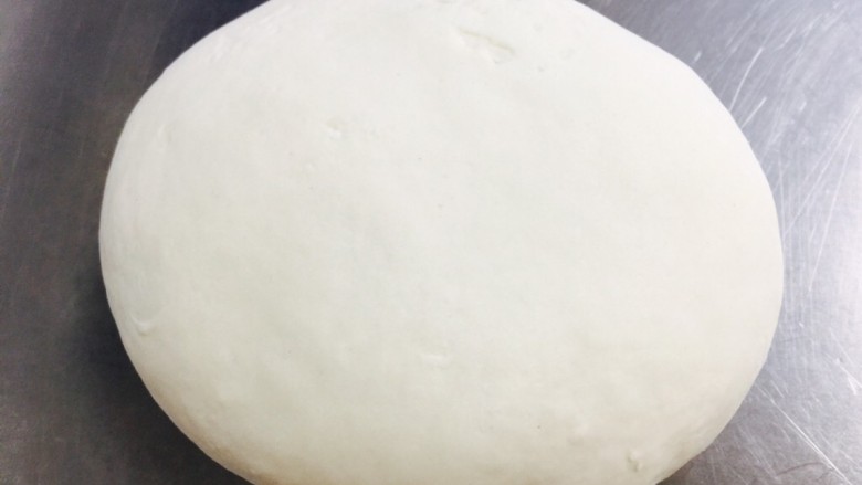 油泼面 Youpo Noodle,将静置好的面团揉到光滑。(Knead the rough until it is smoote.)