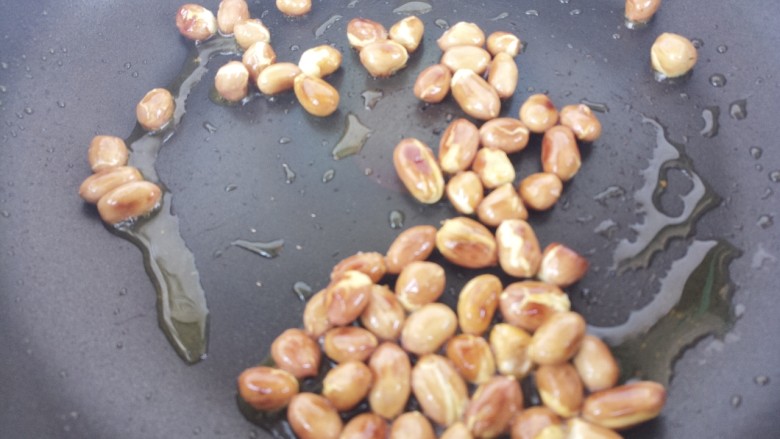 花生米拌香菜,小火炒至花生变红,然后立即关火。再用余温炒一会儿。