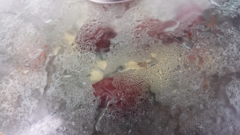 花生红枣汤,接着盖盖子,小火煮。