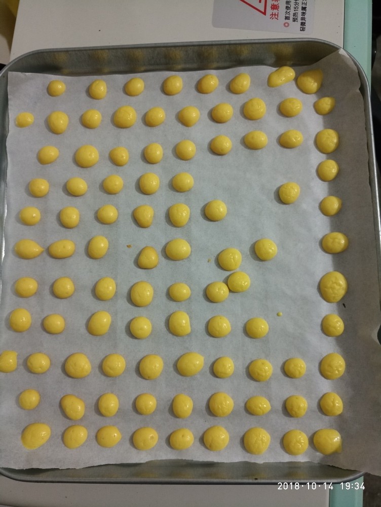 蛋黄溶豆,用糖粉筛筛入5勺婴儿奶粉。再用刮板搅拌均匀,倒入裱花袋。烤盘上铺上一层硅油纸,再用裱花袋挤出来依次铺开在硅油纸上,需要隔一定空隙。放入烤箱,100度烤15分钟左右。以上是成品图。