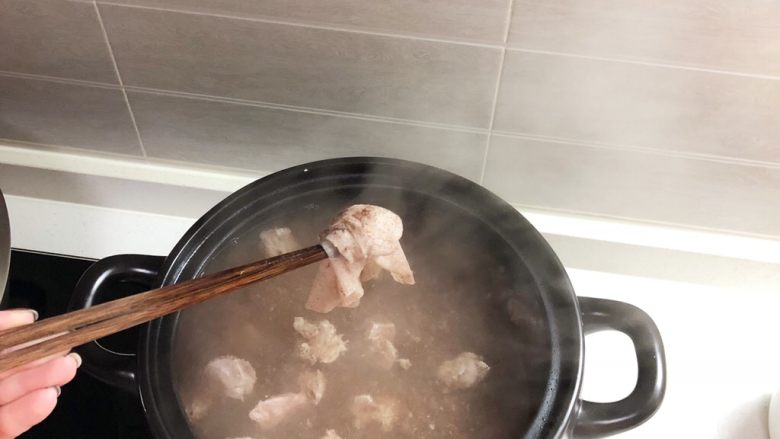 番茄土豆炖牛肉,用吸油纸把血沫集中处理好扔掉,反复5次左右,直到处理干净为止