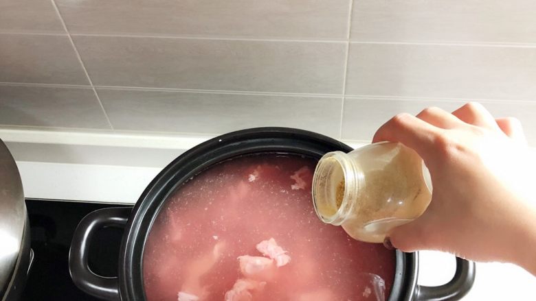 番茄土豆炖牛肉,凉水起火,加姜粉焯水去血沫