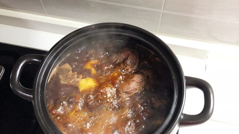 番茄土豆炖牛肉,1小时后加入土豆,小火慢炖15分钟,关火