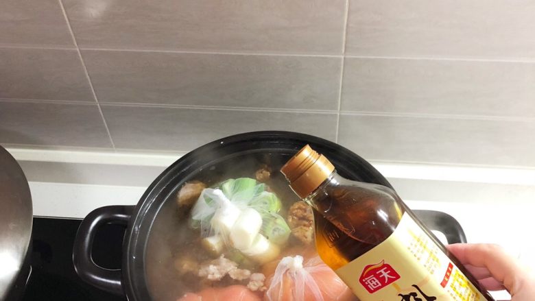 番茄土豆炖牛肉,加入料酒