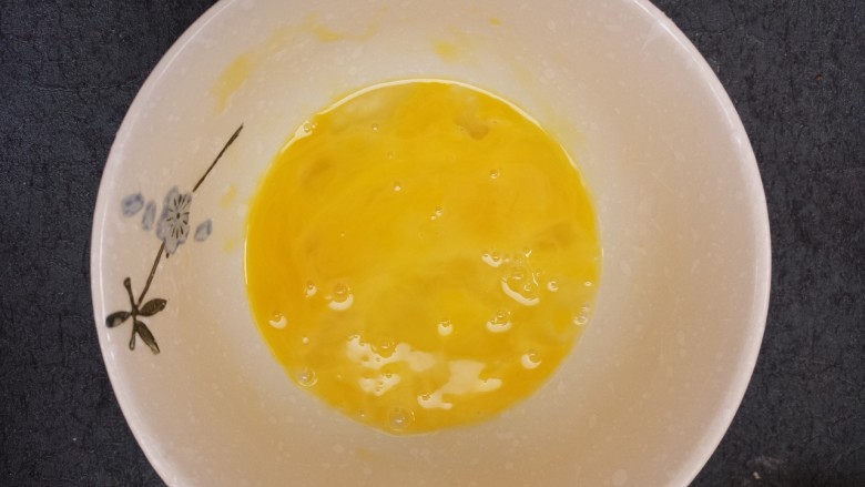 美味早餐香蕉黄油三明治,把鸡蛋打入碗中,搅拌均匀。