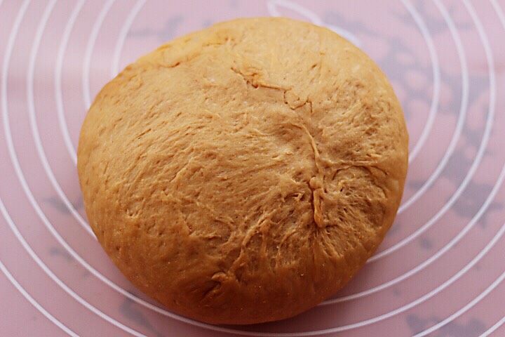 红糖核桃全麦软欧,用包包子的手法把馅料包起来,底部口要收紧。