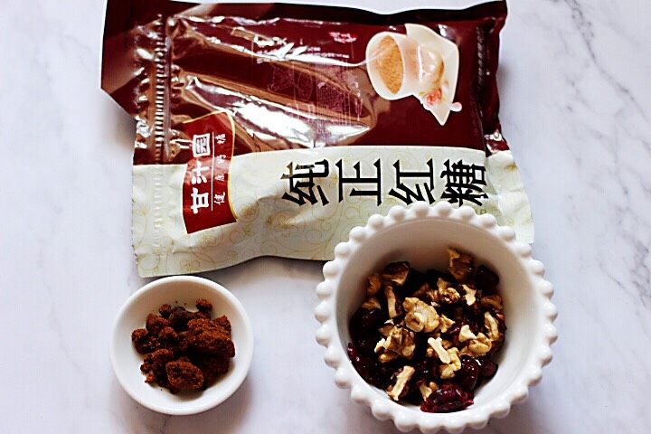 红糖核桃全麦软欧,现在准备软欧的馅料,把核桃提前用烤箱烤制5分钟后取出备用,红糖和蔓越莓称重备用。