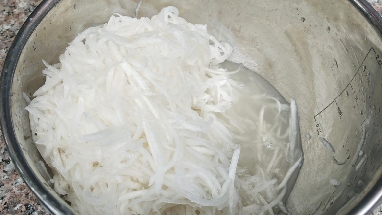萝卜丝馅饼,把萝卜去皮后擦成丝，加少许的盐，将它腌出汁水，再把腌出汁水的<a style='color:red;display:inline-block;' href='/shicai/ 26'>白萝卜</a>用手轻轻的攥几下，把水分攥出来