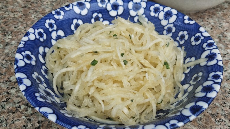 萝卜丝馅饼,加熟油，<a style='color:red;display:inline-block;' href='/shicai/ 720'>胡椒粉</a>，葱花，<a style='color:red;display:inline-block;' href='/shicai/ 692'>酱油</a>，<a style='color:red;display:inline-block;' href='/shicai/ 847'>香油</a>拌匀，馅就调好了，这边另外做了一份，加了油辣椒的