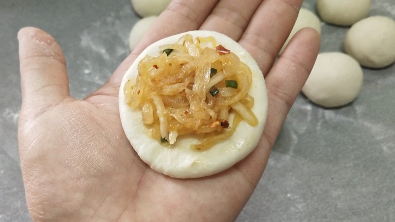 萝卜丝馅饼,用手压扁，放上馅料