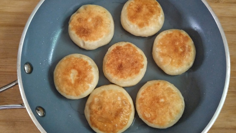 萝卜丝馅饼,小火煎至两面金黄