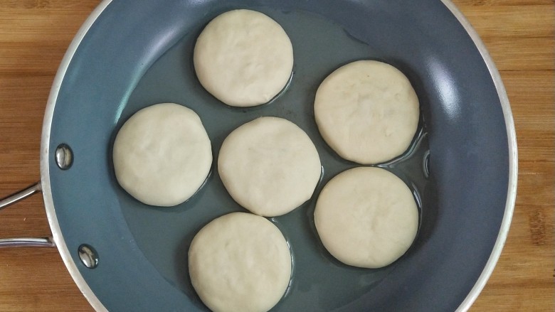 萝卜丝馅饼,放入倒过少许油的平底锅中