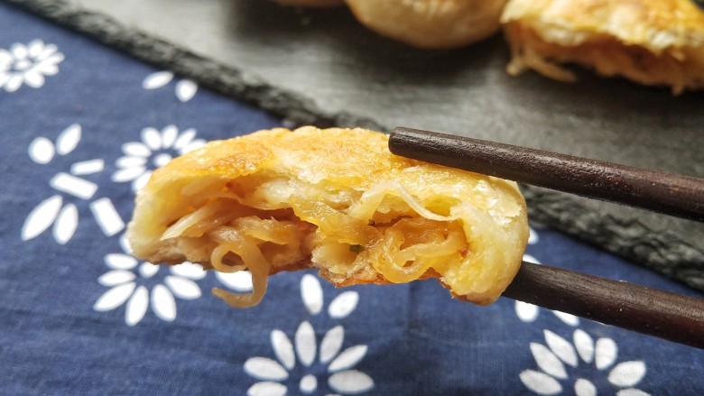 萝卜丝馅饼,这道外酥里嫩，皮薄馅厚的萝卜丝儿馅饼就做好了，您学会了吗？