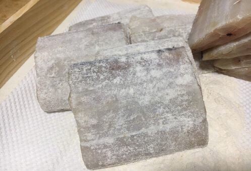 十味 家熬带鱼,将每块带鱼的两面沾上面粉。 在鱼体的两面都拍上面粉,鱼体挂一层薄薄的面粉即可,多余的面粉要抖下去,如果面粉过多,煎鱼时容易糊锅。记住,是蘸薄薄的一层面粉哦!