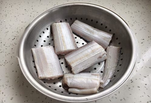 十味 家熬带鱼,剪成任意大小的段,沥干水分或者用厨房用纸把水吸干净。