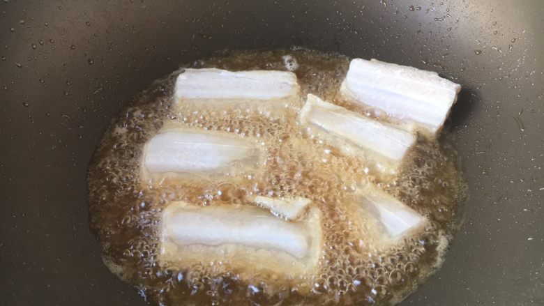 十味 家熬带鱼,油5成热时(油面微动),轻轻拿着鱼块沿锅边放进去,刚放进去鱼后千万别用铲子翻动,当煎约2分钟左右时,晃动一下锅,发现鱼可以在锅里滑动时再反面。