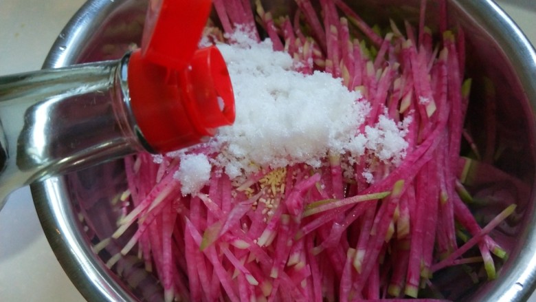新文美食 糖醋凉拌心里美,加入适量<a style='color:red;display:inline-block;' href='/shicai/ 847'>香油</a>。