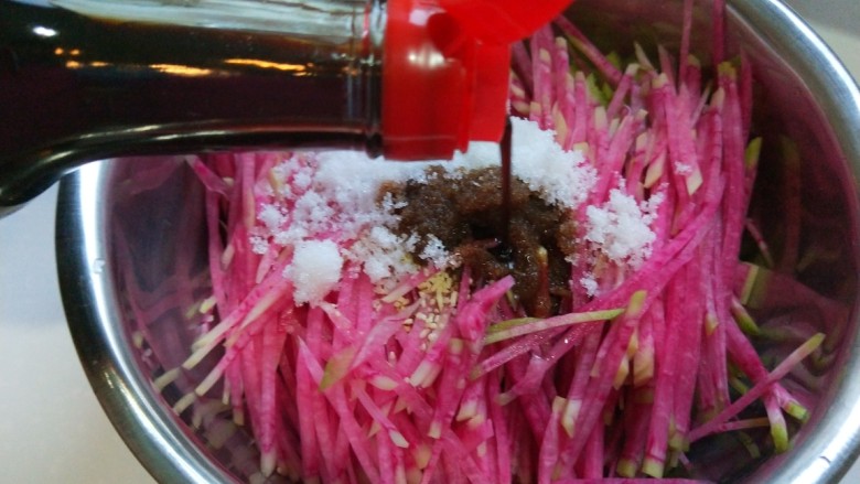新文美食 糖醋凉拌心里美,加入适量醋。