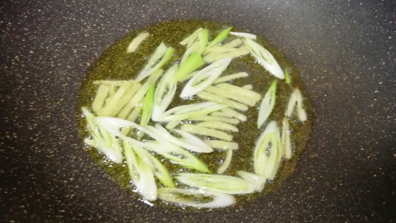 豆干炸酱面, 炒锅烧热倒入<a style='color:red;display:inline-block;' href='/shicai/ 848'>菜籽油</a>,下入葱姜丝小火慢炸。