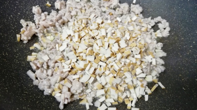 豆干炸酱面,下入豆腐干翻炒均匀。