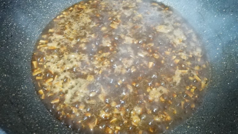 豆干炸酱面,加入一小碗开水再次烧开,小火熬至水剩一半。