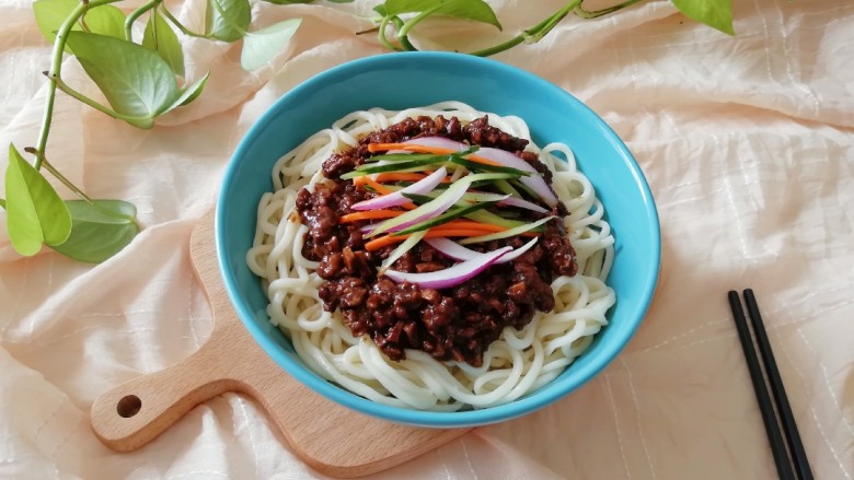 豆干炸酱面,一碗豆干炸酱面就做好了。