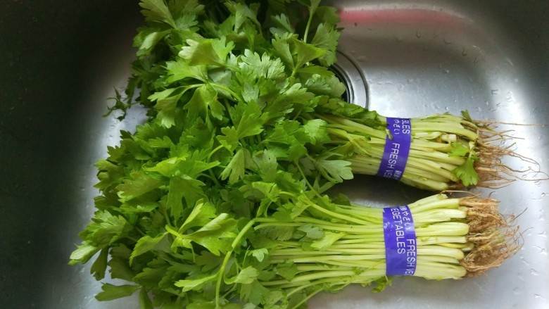 新文美食 小芹菜猪肉饺子,小芹菜两把。