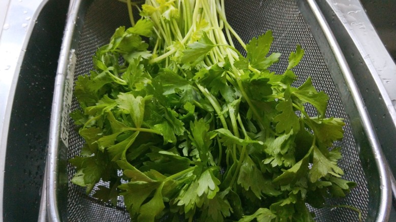 新文美食 小芹菜猪肉饺子,放入漏筐控水。