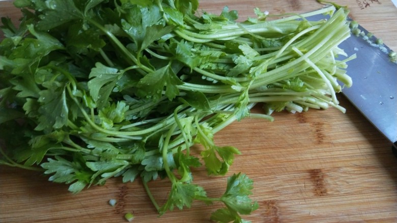 新文美食 小芹菜猪肉饺子,直接切碎不用烫水。
