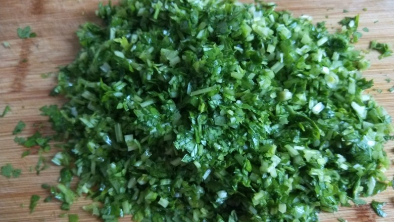 新文美食 小芹菜猪肉饺子,加入适量盐剁碎。