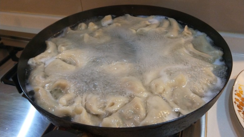 新文美食 小芹菜猪肉饺子,开水下锅加入适量盐不会沾连。