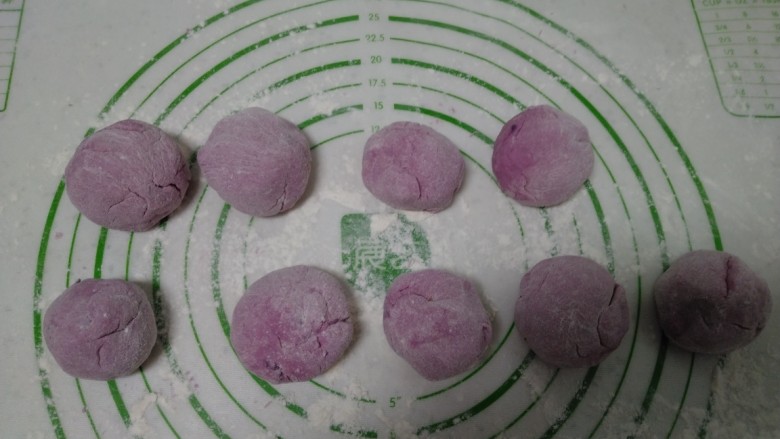 紫薯、酸奶、西红柿饼,平均分成17份,用手团圆。