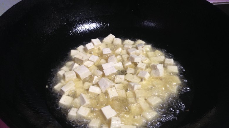 十味 豆腐丁鸡蛋酱,
锅内加油烧至4成热倒入豆腐丁中小火慢炸