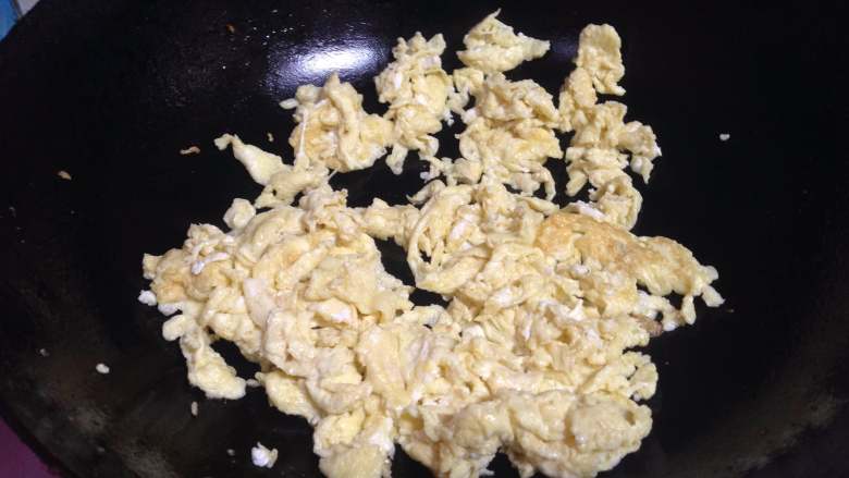 十味 豆腐丁鸡蛋酱,
热锅热油倒入蛋液炒成蛋碎盛出备用