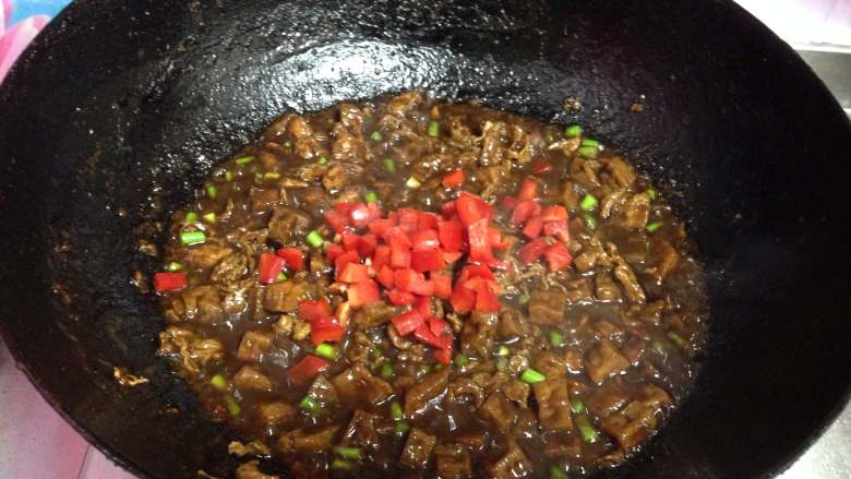 十味 豆腐丁鸡蛋酱,最后加入红椒碎即可出锅