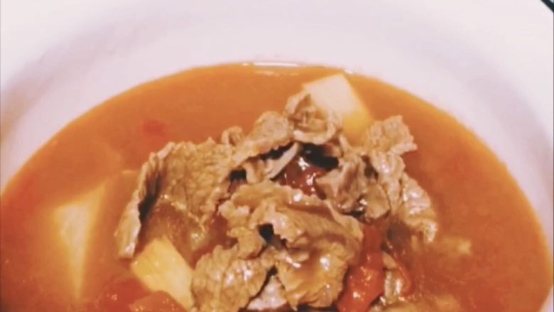 月子餐 当归生姜牛肉汤,月哥月子餐 当归生姜牛肉汤 出锅啦!😄😄😄
食疗功效:益气补血,改善贫血,健脾开胃
成菜特点:入口软嫩,开胃适口
适宜阶段:产后第二周可以食用,富含血红素铁,有助于改善贫血,牛肉是优质蛋白来源,补充优质蛋白,有助于强筋骨!