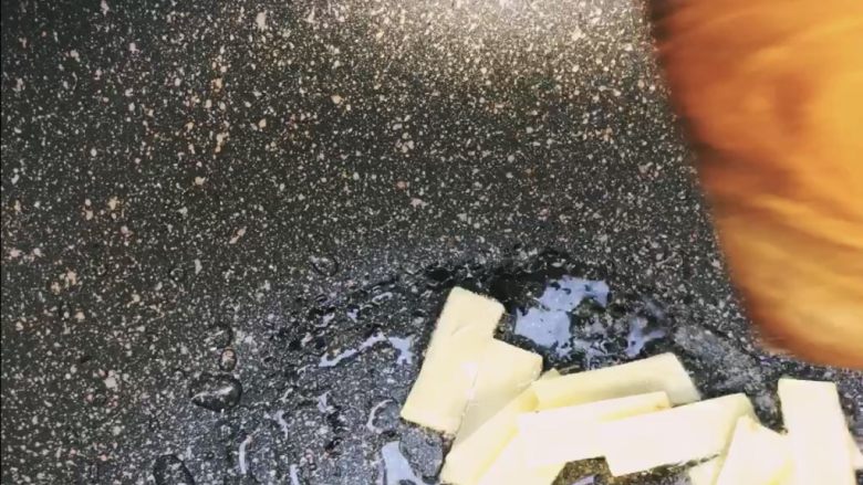 月子餐 当归生姜牛肉汤,热锅凉油,炒香姜片