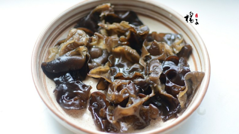 十味 木耳炒鸡蛋,<a style='color:red;display:inline-block;' href='/shicai/ 118129'>干木耳</a>泡发,洗净